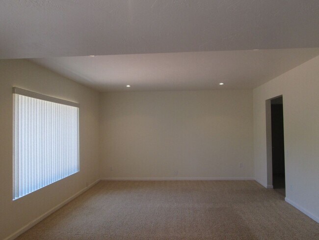 Foto del edificio - Unfurnished, 1-year long-term rental