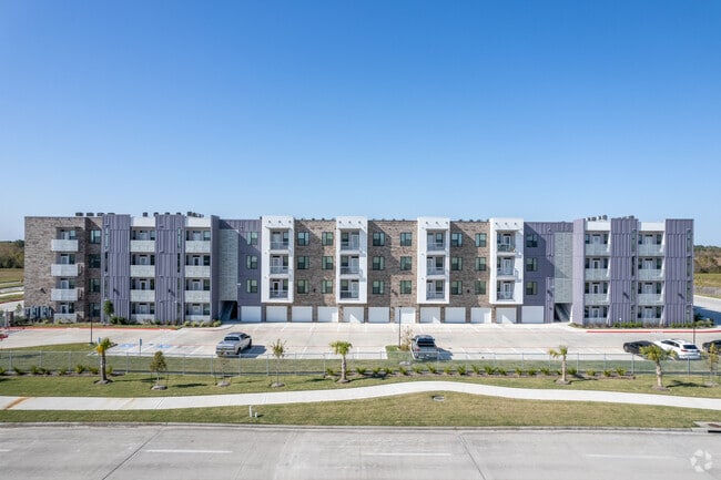 Building Photo - Huntington at Lago Mar