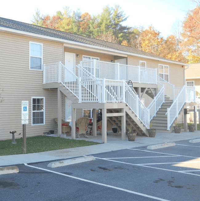 Building Photo - Creekside at Weaverville