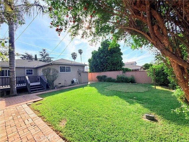 Foto del edificio - 15459 Three Palms St