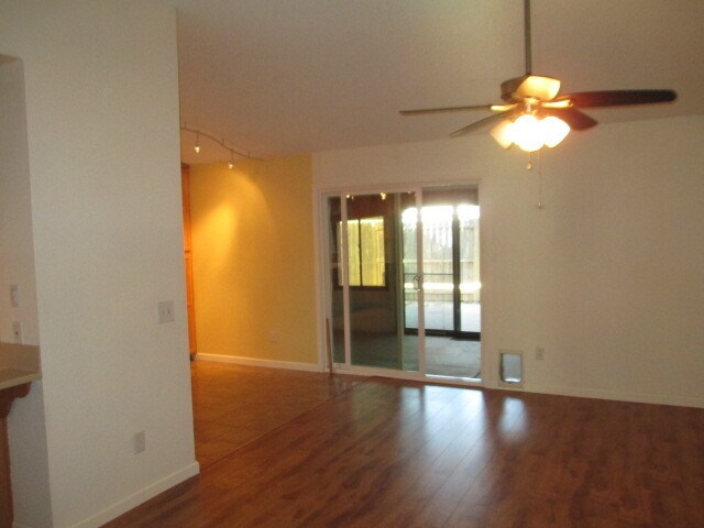 Foto del edificio - Beautiful home with wood floors
