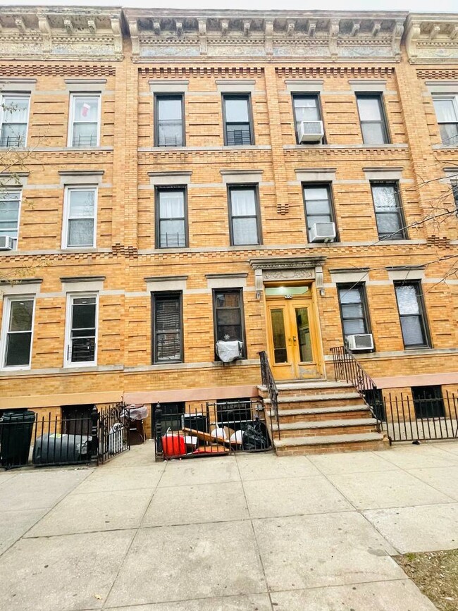 Foto del edificio - 71-06 65th Pl