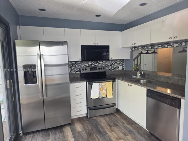 Foto del edificio - 20900 Leeward Ct