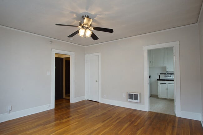 Building Photo - Apps are on Us! Top Floor Light & Bright S...