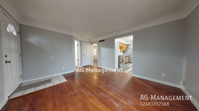 Building Photo - 5852 Beech Daly Rd - Great 3Bed/2Bath Tayl...