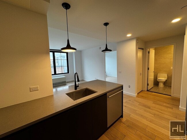 Building Photo - Northern Blvd | Flushing | 1 BR 1 BA, W/D & NO BROKER'S FEES