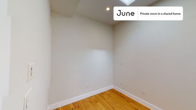 Foto del edificio - Private bedroom in 5 bed/2 bath Home