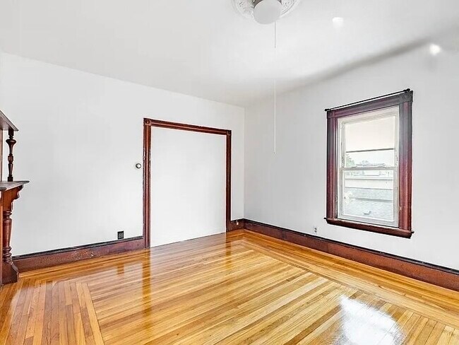 Foto del edificio - 61-61 Glenwood Rd