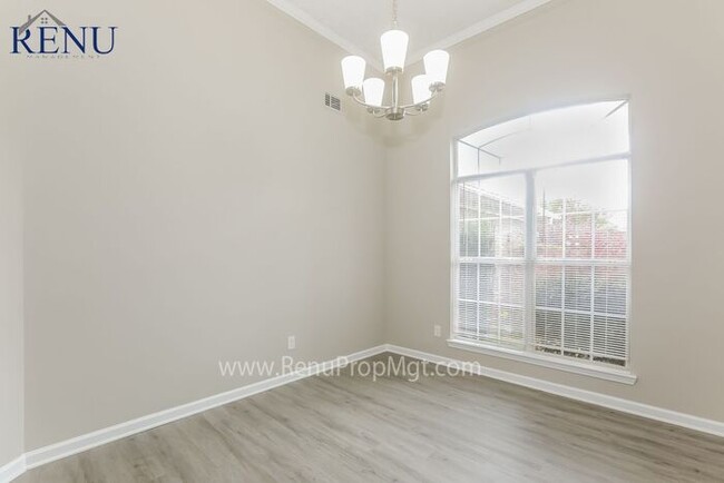 Building Photo - Available Now! 4 beds & 2 baths!