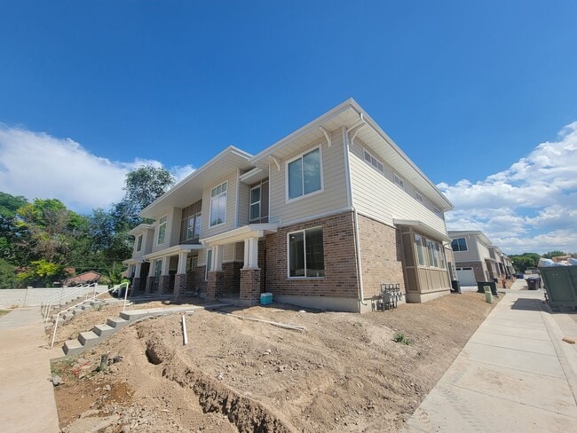 Building Photo - GORGEOUS Spacious Town Home