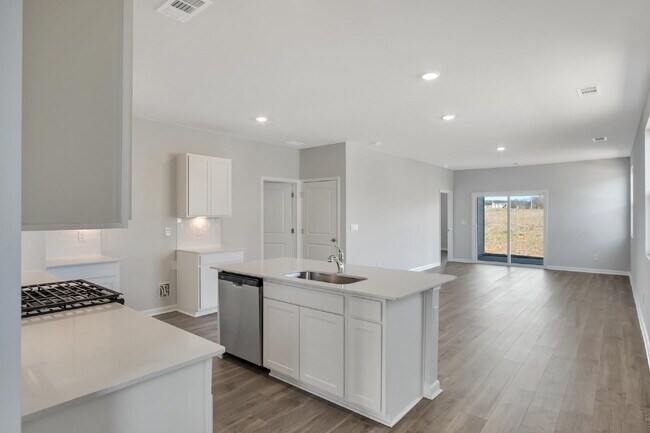 Foto del edificio - Brand New Construction, 3-Bedroom Oasis with Lawncare included, plus Pool, Playground, Pickleball...