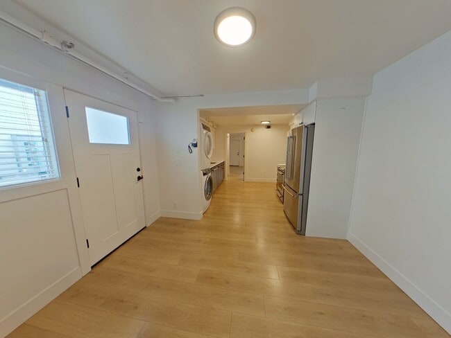 Foto del edificio - 685-695 East 16th Alley