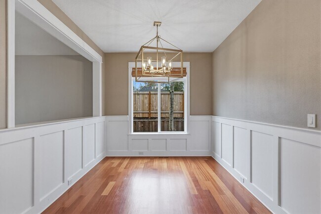 Building Photo - Beautiful 3 Bedroom/2.5 Lake Oswego