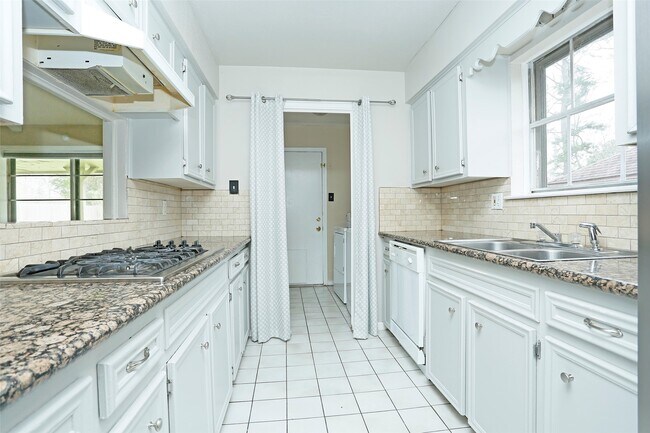 Foto del edificio - 2410 Chanay Ln