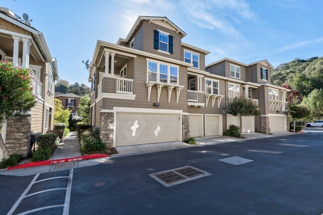 Building Photo - 2 Bed / 2.5 Bath beautiful end unit townho...