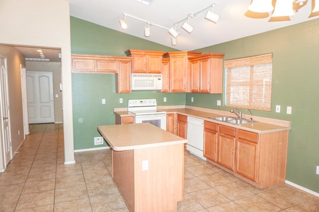 Building Photo - 1867 W Desert Canyon Dr