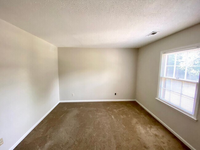 Building Photo - Charming 2-bedroom 1.5-bath home 10 minute...