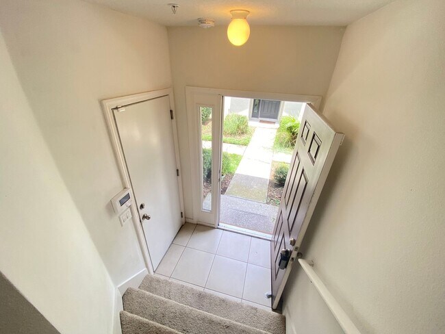Building Photo - 2 Bedroom / 2 Bath / 1 Car Garage In Gated...
