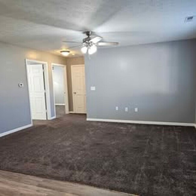 Foto del edificio - 3-bedroom, 2-bathroom, 1 car garage apartment