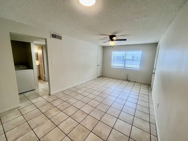 Foto del edificio - 7108-7108 S Kissimmee St