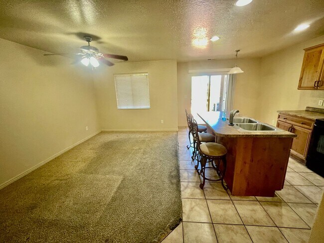Building Photo - Desirable Hidden Valley Townhome