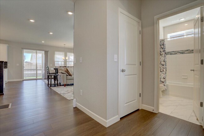 Foto del edificio - 5-Bed/4-Bath built in 2022!