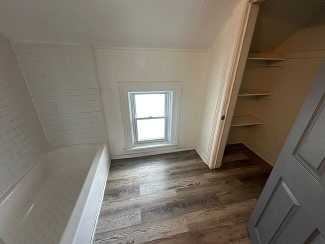 Building Photo - 190 Young St