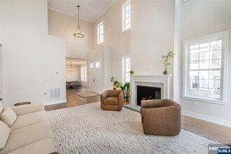 Building Photo - 37 Hillandale Dr
