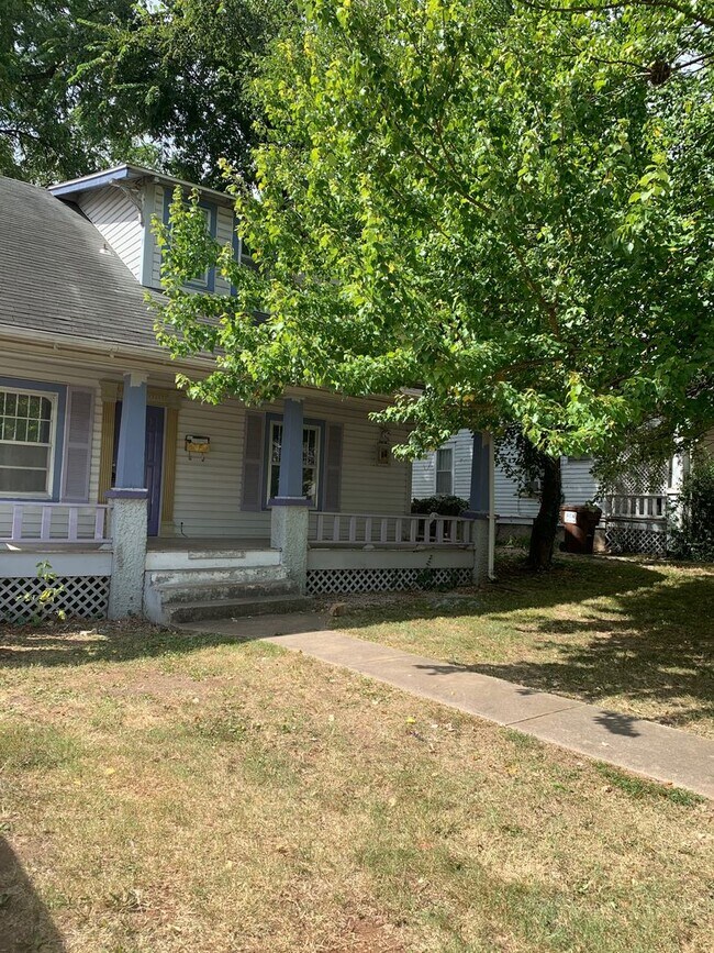 Building Photo - 3 Bedroom 1 Bathroom Bungalow West of Down...