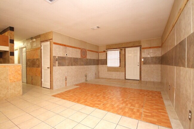 Foto del edificio - Updated 2BR/1BA Brick Duplex in North Pensacola with Tile Flooring Throughout, Included Utilities...