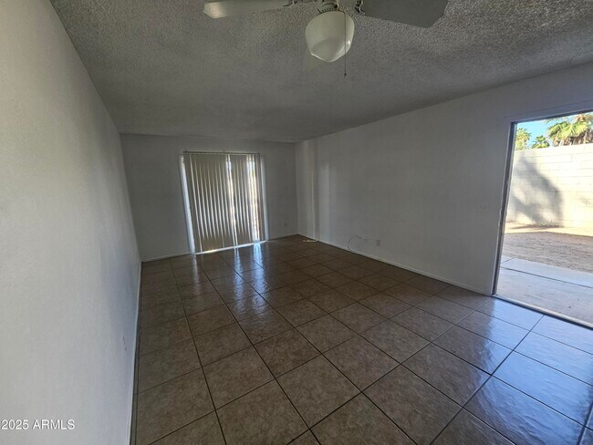 Foto del edificio - 2801 E Monte Cristo Ave