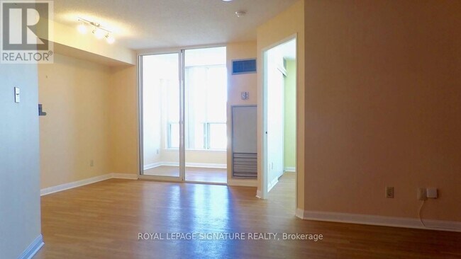 Photo du bâtiment - 24 Wellesley St W