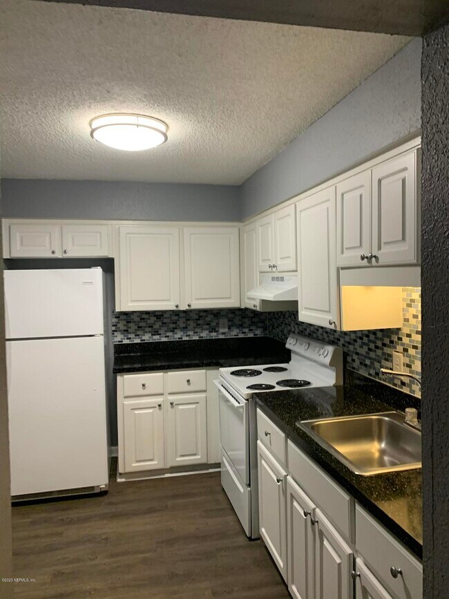 Building Photo - 8145 San Jose Manor Dr E