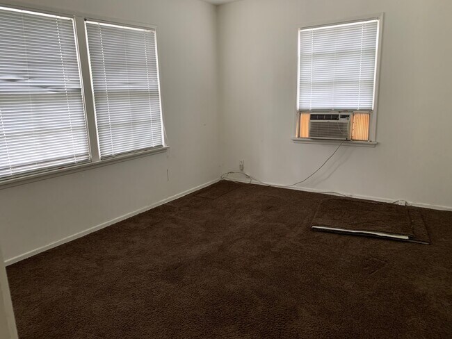 bedroom - 240 N Hollywood Way