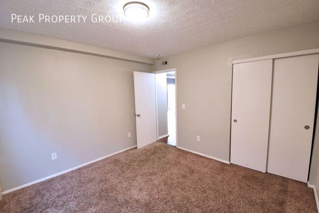 Foto del edificio - 1393-1395 Summit Street-2 Bedroom