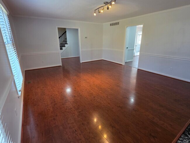 Sala de estar de 400 pies cuadrados - 736 Lori Ln