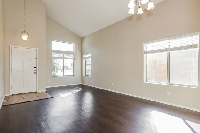 Foto del edificio - 960 N 168th Dr