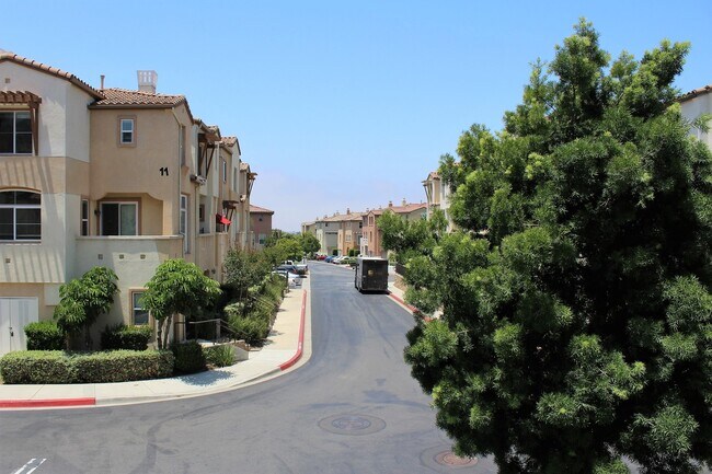 Foto del edificio - 3 bed 3 bath by Cal Sate!