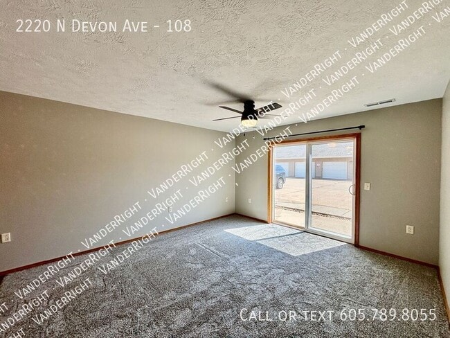 Building Photo - 2220 Devon Ave
