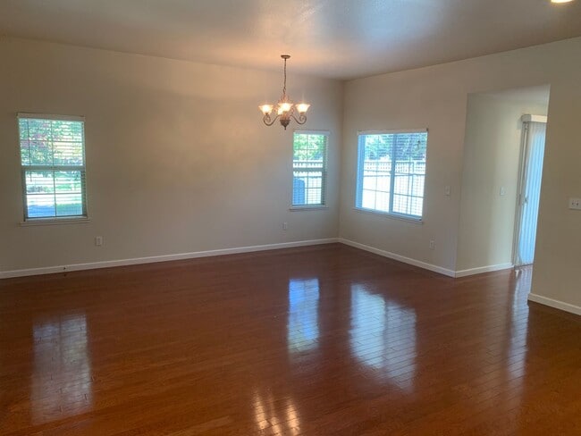 Building Photo - Beautiful 2 Bedroom 2 Bath Redbridge Cottage