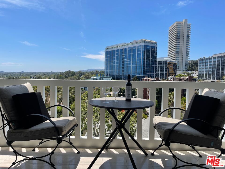 Foto principal - 999 N Doheny Dr