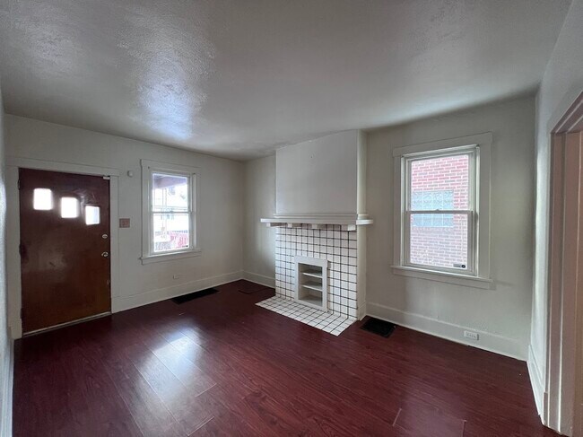 Building Photo - 827 Norwich Ave