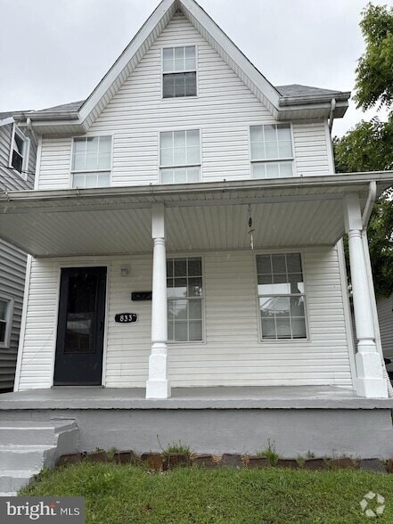 Building Photo - 833 Erie St