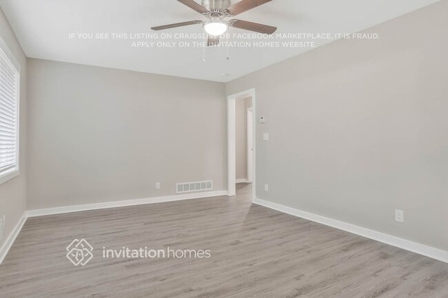 Building Photo - 327 Terrydale Dr SE