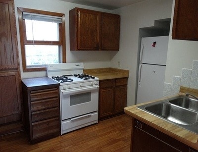Building Photo - Deck? Yes! Parking? Ample!