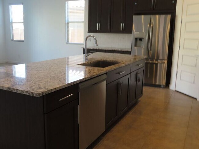 Foto del edificio - 4 Bedroom Plus Den and 3-car Garage in Mystic