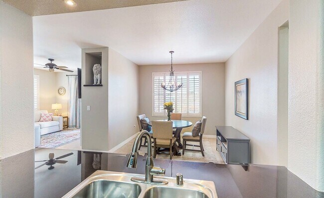 Building Photo - STUNNING 3 BEDROOM 3 BATH CONDO WITH ONE C...