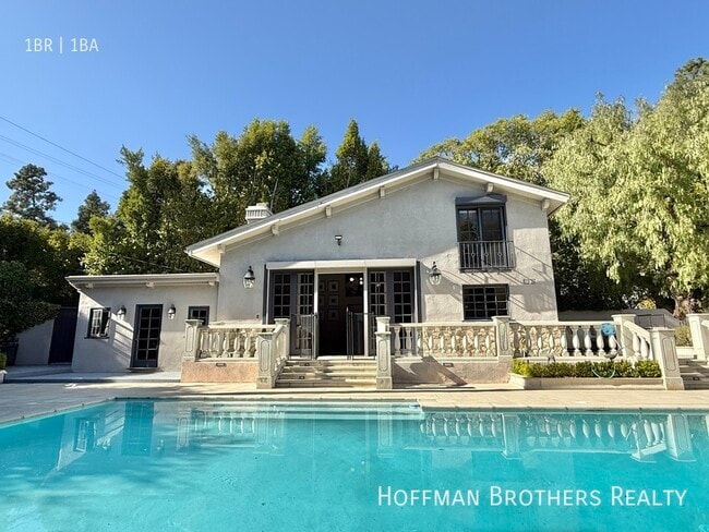 Building Photo - 927 N Rexford Dr