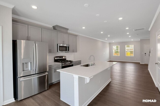 Foto del edificio - Brand New Charming 2 master BR Townhome in...