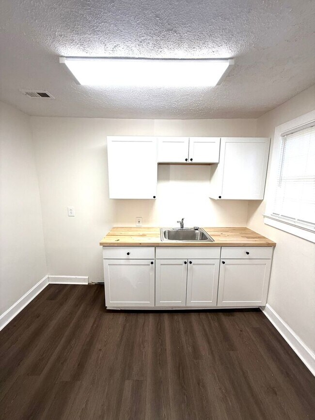 Foto del edificio - ** 2 bed 1 bath located in South Fairview ** Call 334-366-9198 to schedule a self tour